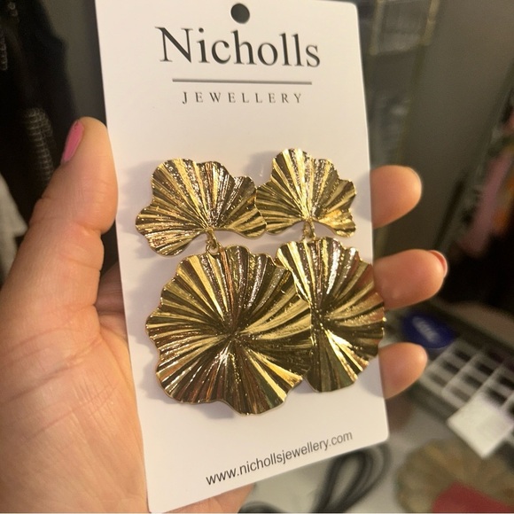 NWT Gold Leaf Earrings - Picture 2 of 2